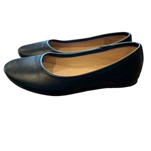 Memory Foam. Girls size 2 black flats.